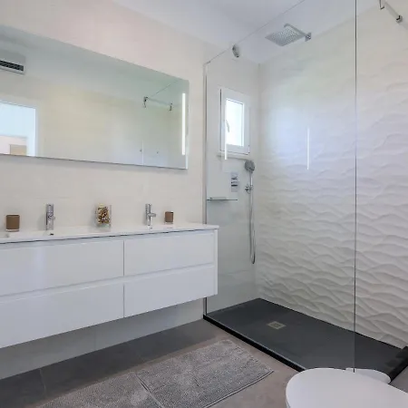 Luxury 3 Bedroom Apartment, *